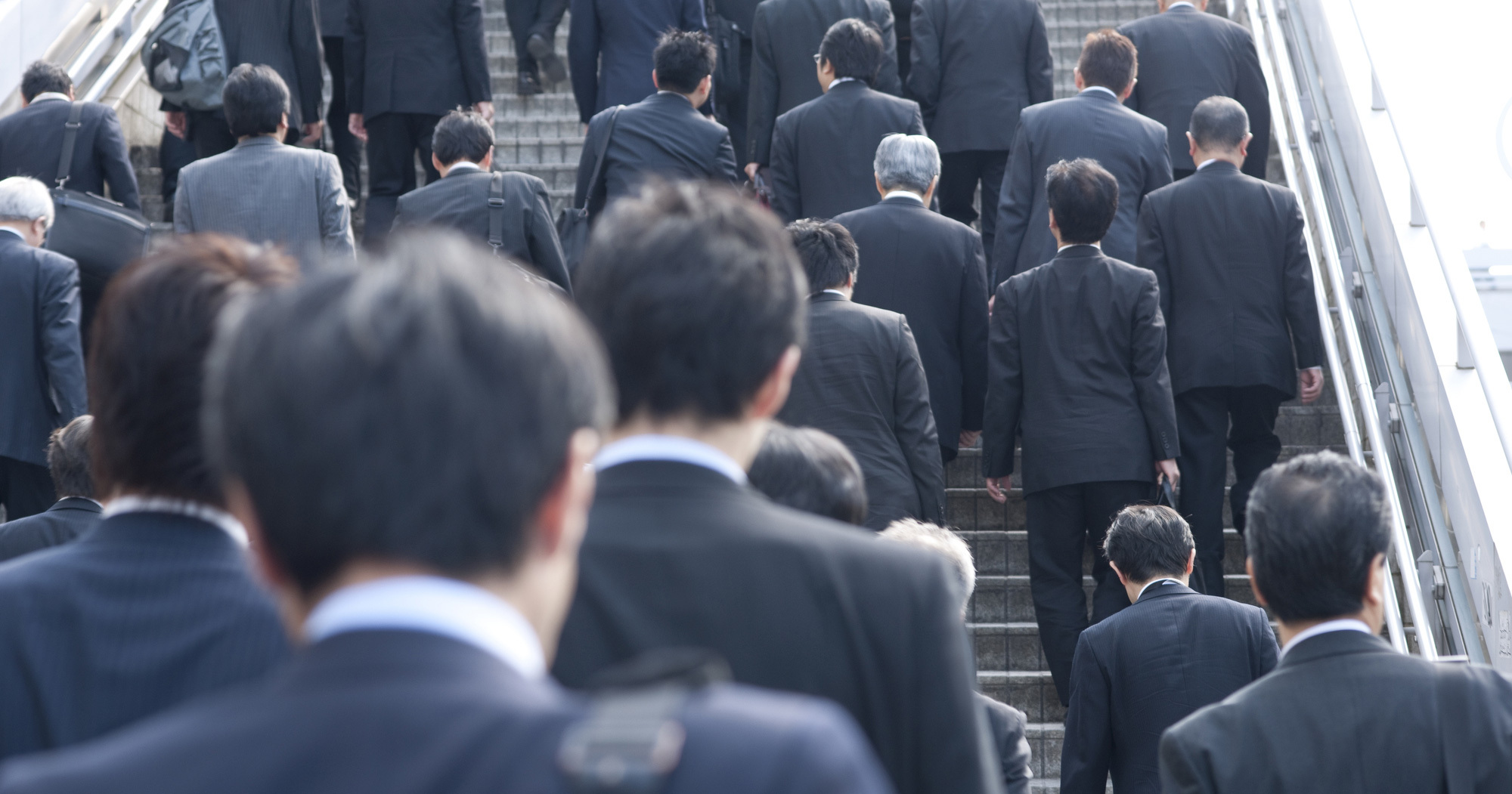 雇用は増えているのに、消費も賃金も伸びない理由