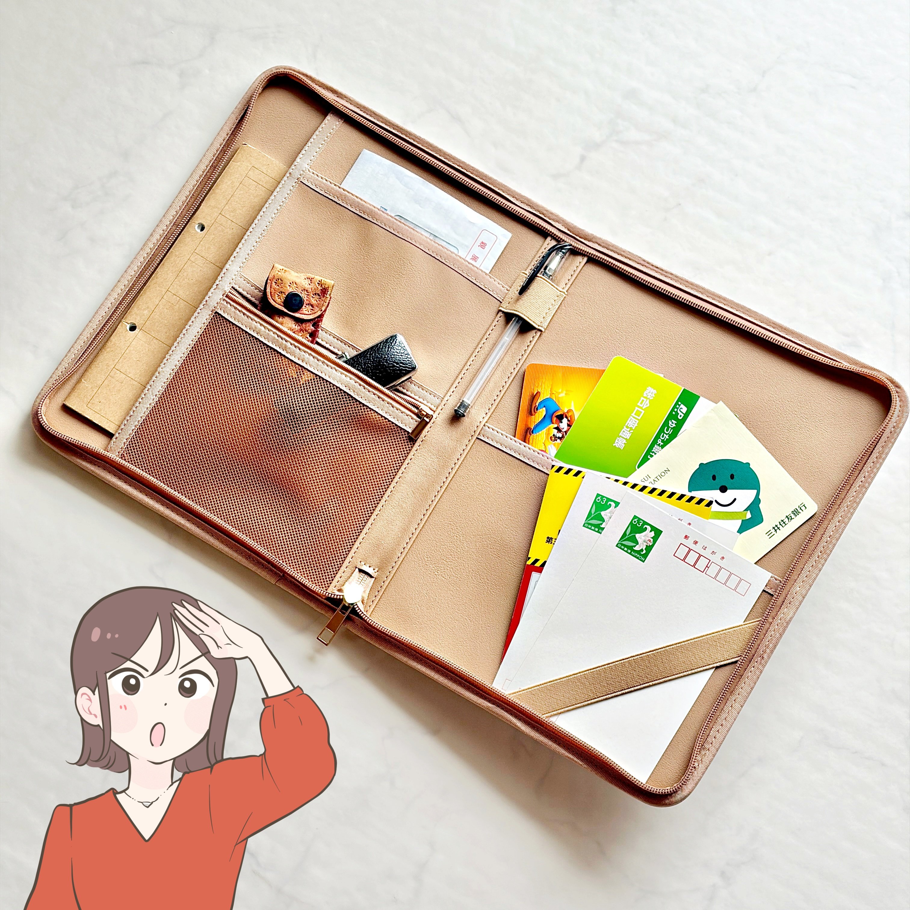 お薬手帳や処方薬がまるっと入る！3COINSの“ポケットたくさん収納ケース”通院グッズ入れにピッタリ！「迷わず購入しました」「収納力があり実用性バツグン」