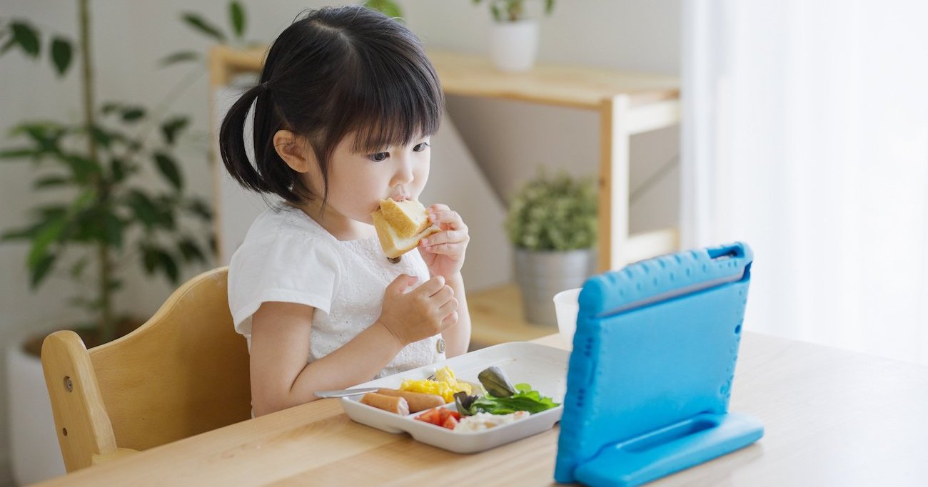 小児科医が教える】「食事中にテレビを見る子、見ない子」。成長に