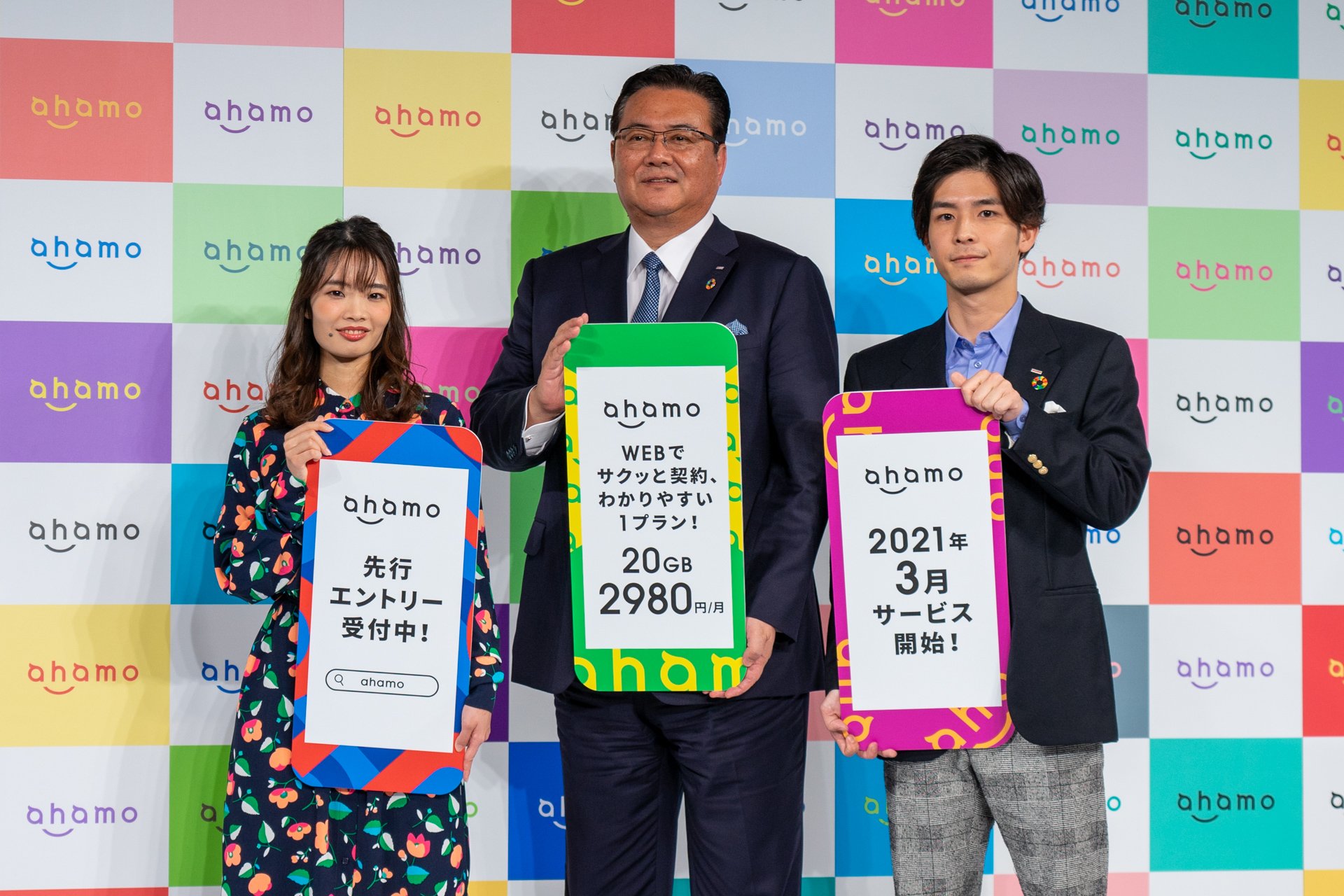 NTTドコモの井伊基之社長（写真中央）はNTTによる完全子会社化にあわせて12月1日に社長に就任した人物