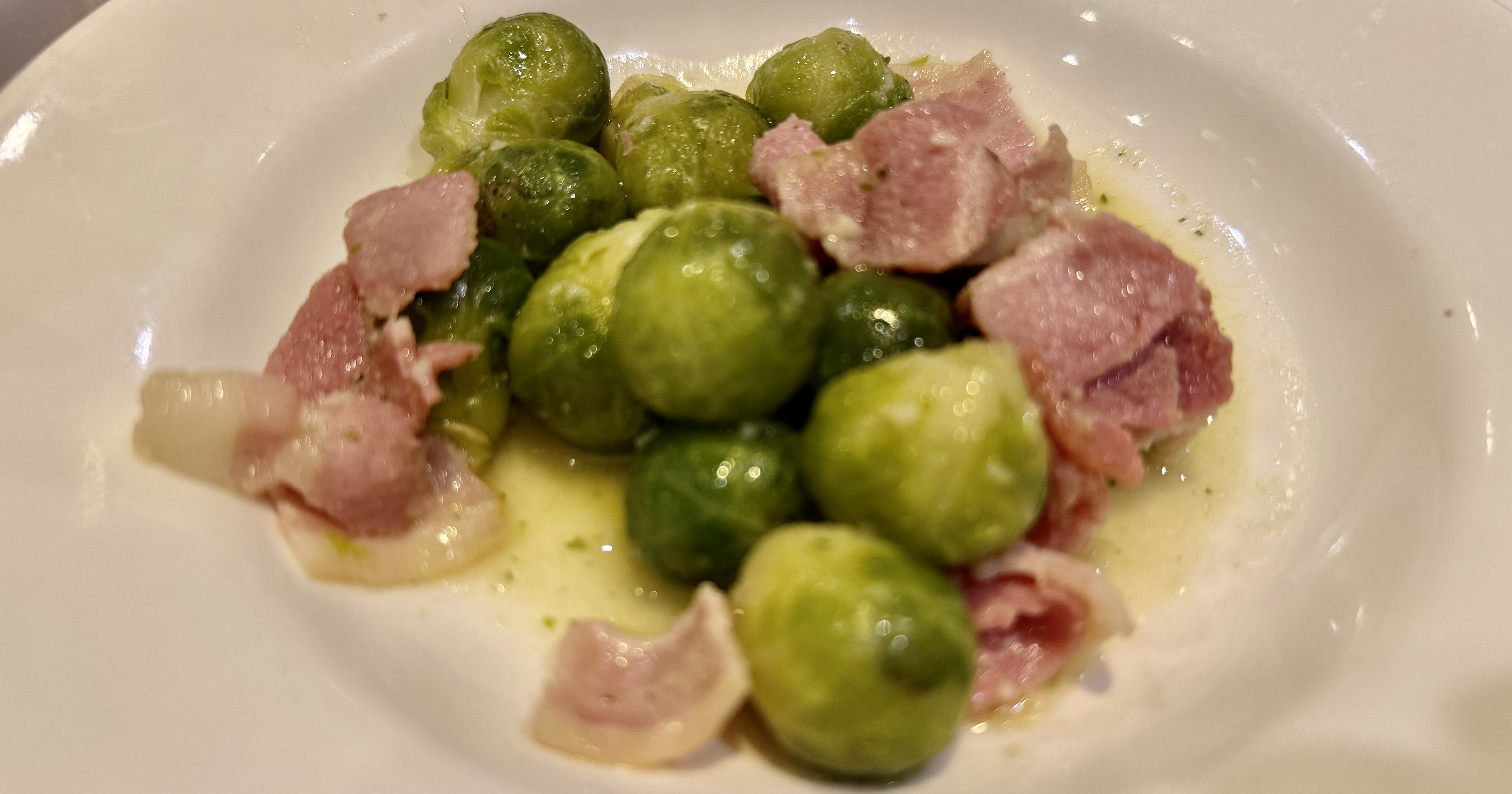 この写真、何かがおかしい…サイゼリヤ「ミラノ風ドリア」の異変、あなたは気づけますか？〈再配信〉