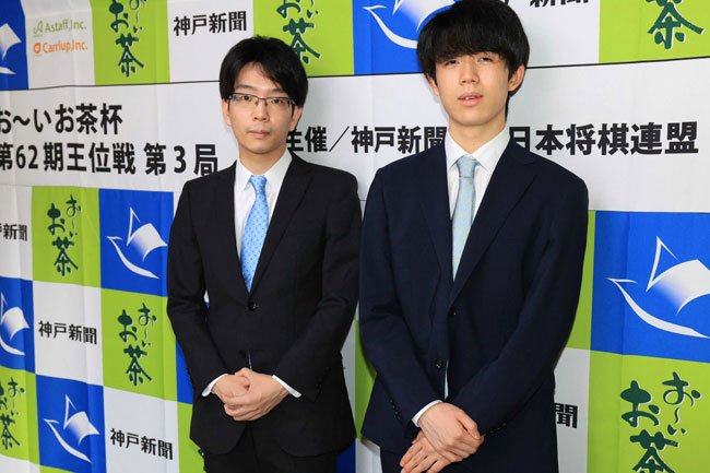 豊島将之二冠（左）と藤井聡太二冠（右）　Photo: JIJI