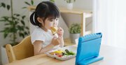 【小児科医が教える】「食事中にテレビを見る子、見ない子」。成長にどんな違いが出る？