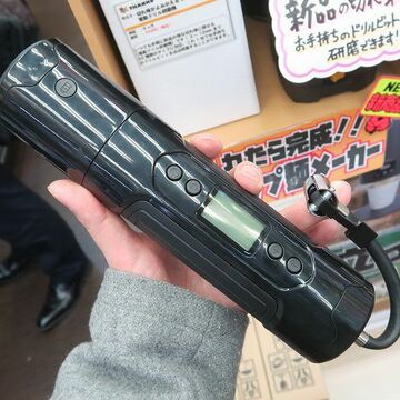自動車から浮き輪まで！ スマホ充電も可能なハンディサイズの電動エアポンプ