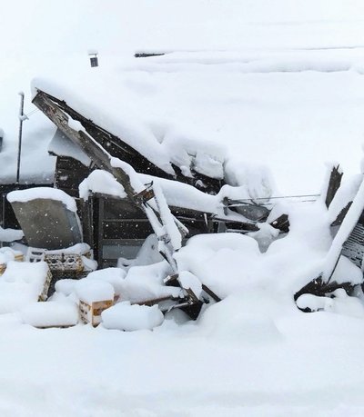 豪雪で蔵が倒壊し瓶詰め機とボイラーが損傷