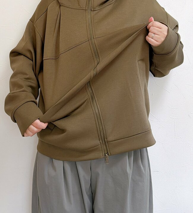サッと羽織るだけで可愛い！ワークマンの「もちもちパーカー」着心地よすぎて出番が止まらない！《購入レビュー》