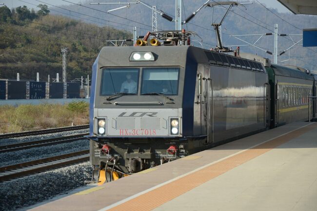 ラオス初の本格的な「鉄道」開業！スタバも初上陸で旅行するなら今【写真あり】