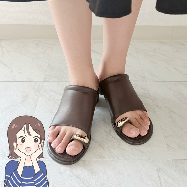 「即購入しました」「色違いで欲しい」グローバルワークの“高見えサンダル”足元がパッと華やかになる!「軽いし履きやすい」「しっかりホールドしてくれる」《購入レビュー》