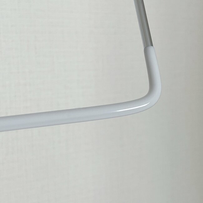 「3本購入しました」ニトリの“天才ハンガー”省スペースに5着も服をかけられる！「クローゼットがスッキリ！」「おすすめです」