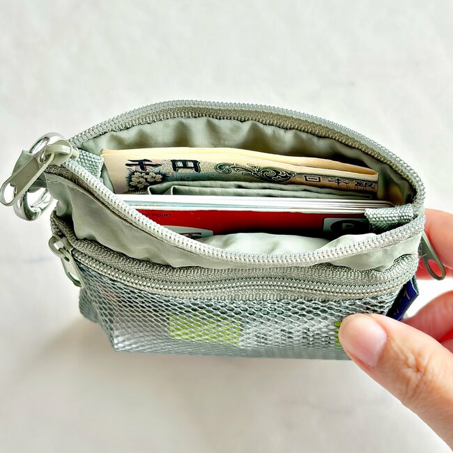 カードや診察券が20枚入った！3COINSの“ポケットたくさんミニ財布”手ぶらで持ち歩けて天才！「メッシュで使いやすそう」「色も可愛い」