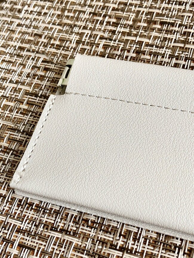 もうミニ財布はこれでいいじゃん!ダイソーの“小銭が入るカードケース”パカッと開いて使いやすい!「これで220円は安すぎる」「コンパクト財布の最適解きてた」