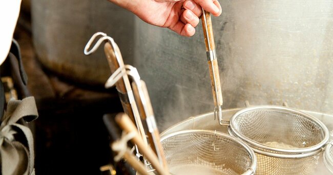 40代タイミーおじさんが「家系ラーメン店」で初バイト!スープを混ぜて気づいた“意外なこと”とは?