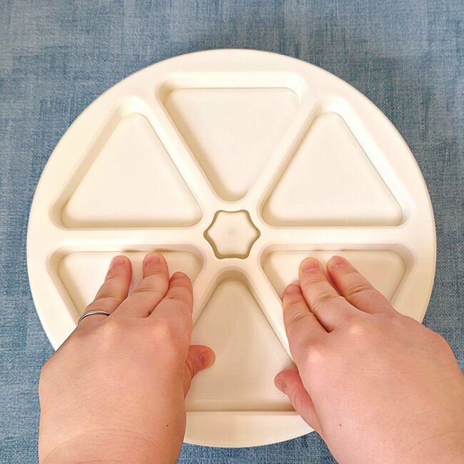 「本当に買って良かった」「全人類におすすめしたい」ダイソー姉妹店の“330円キッチングッズ”おにぎりが6個まとめて作れて楽しすぎるんです！「めちゃくちゃ良い！」