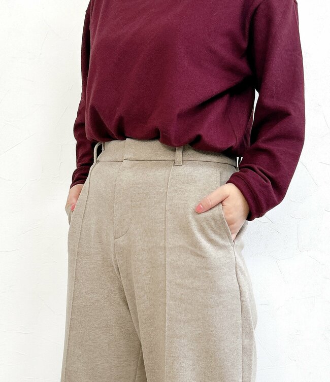 「冬にこのパンツは必要！」ユニクロの“あったかワイドパンツ”美脚見えなのにジャージみたいに楽ちん！「色違いでもう1本欲しい」「下半身のラインが目立ちにくい」