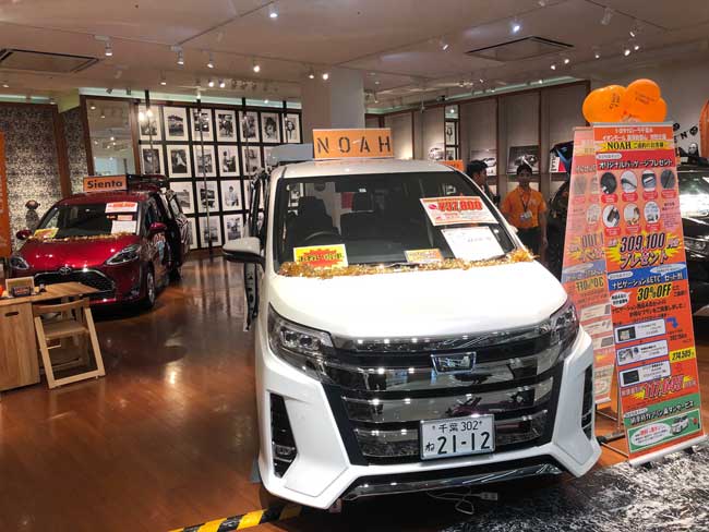 トヨタの全店舗全車種併売は2020年5月から全国規模に拡大。千葉のイオンモール幕張
のトヨタ販売ブースにて