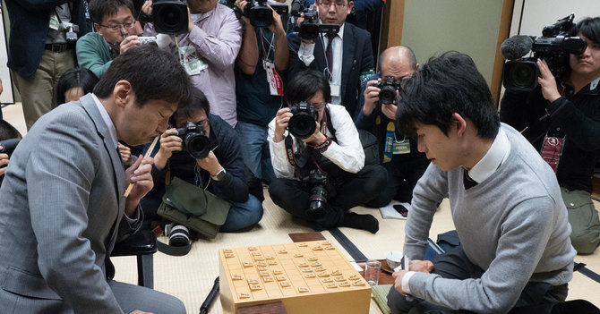 師匠の杉本昌隆七段と対戦する藤井聡太七段
