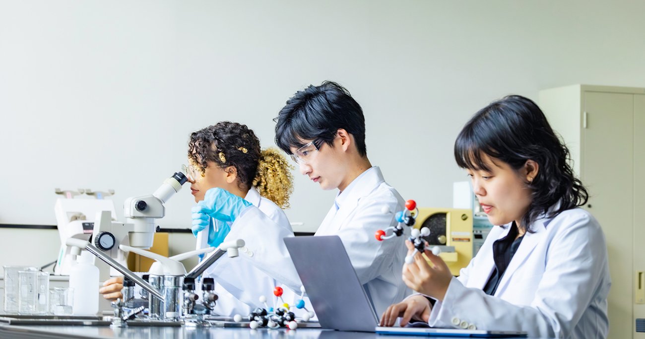 研究室で実験や研究に取り組む若手研究者たち