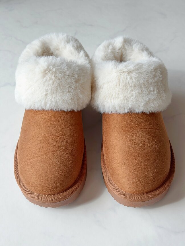 足がスポッと入って楽ちん!ワークマンの“1500円シューズ”ぽかぽか暖かいし、ぽてっとした形がかわいい!