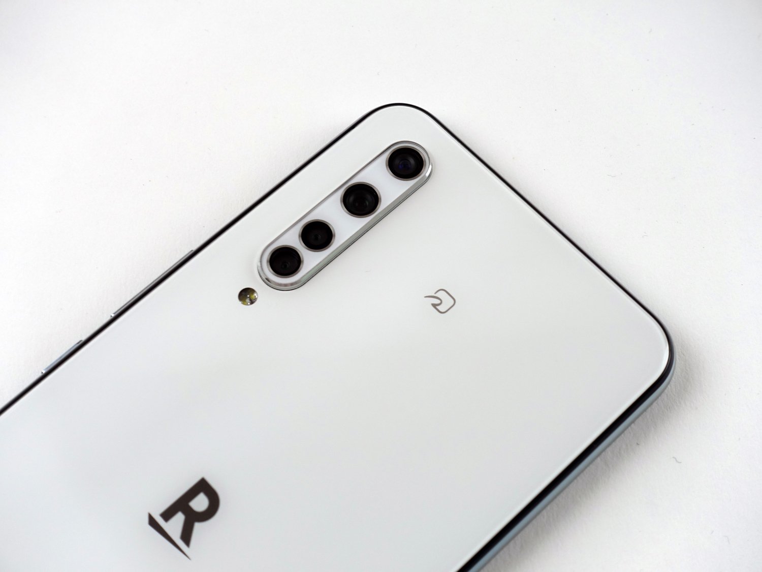 新品未開封⭐︎Rakuten Big 5カメラ超高性能最新スマホ 楽天の5Gスマホ「Rakuten BIG」の画面内蔵カメラはまだ早すぎたかも