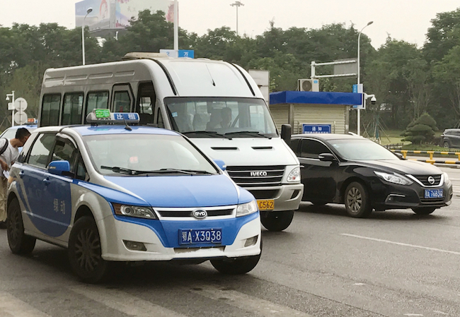 中国・深圳では、BYD製のEVタクシーが多く見られます。