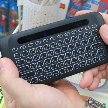 裏側にタッチパッド付きの超便利なミニミニキーボードが来週発売