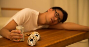 「うつ伏せで、手に携帯を握りしめ…」自宅トイレで突然死する老人が多い「まさかの原因」とは