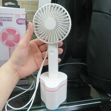 ハンディスタイルで持ち出せて卓上なら首振りもできるUSB扇風機