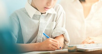 「テストでいい点とる」と「本を1冊読む」、子どもの学力が上がる「ご褒美のあげ方」はどっち?