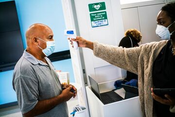 米運輸当局と航空業界、入国者の隔離期間でCDCと対立