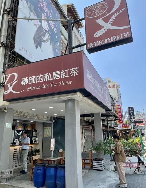 店の前にはテーブルとイスも