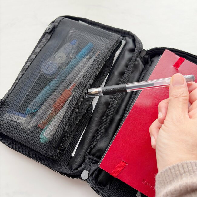 お薬や診察券がまるっと入る!無印良品の“たっぷり入る仕分けポーチ”が天才すぎる!「想像以上にかなり入る」「スッキリまとめられてなくし物ゼロ!」