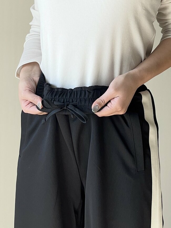 「スポーツメーカーが出したら5000円は超えてきそう」GUの“1990円パンツ”美シルエットなのに着心地バツグン！「3色購入しました」「一年中活躍しそう」