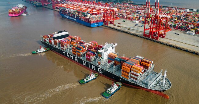 中国・上海の揚山深水港エリアの埠頭を出発するコンテナ船