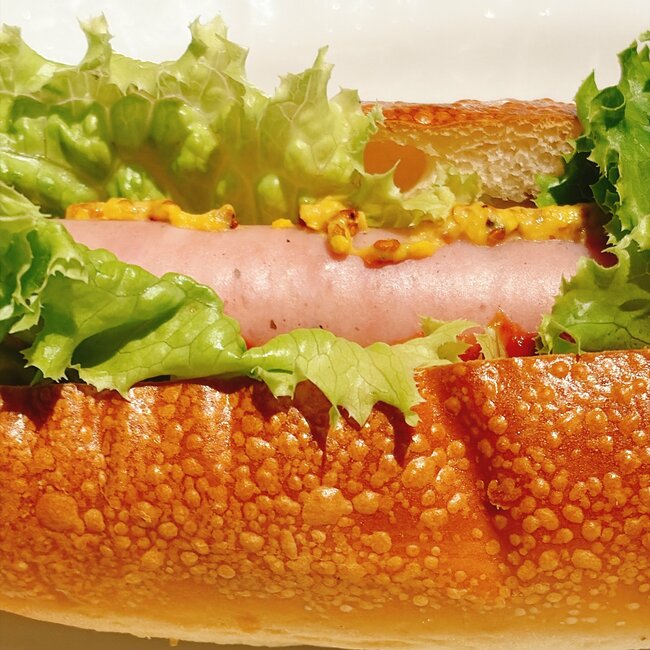 【星乃珈琲】こりゃ通い詰めたくなるわ…!500円の“豪快メニュー”具材がはみ出しちゃってるよ!「想像してたより大きい」「コスパかなり良き」《実食レビュー》