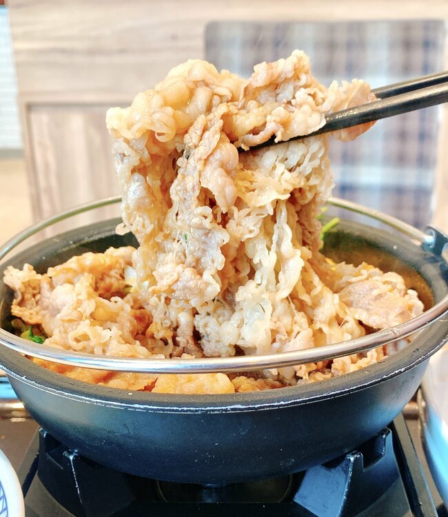 「大盛りご飯4杯いただきました」吉野家の“お肉ドカ盛りメニュー”ご飯おかわり無料なのが嬉しい！「明らかに肉の量が多いわよ」「腹がパッツンパッツンです」《実食レビュー》