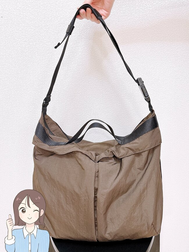 「毎日使っちゃう」「2色買いしました」ユニクロの“大容量ショルダーバッグ”が使い勝手バツグン！「肩にかけているのを忘れるぐらい軽快です」《購入レビュー》