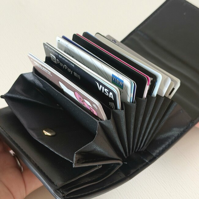 小銭やカードが取り出しやすい！3COINSの「高見えミニ財布」お会計がスムーズになった！《購入レビュー》