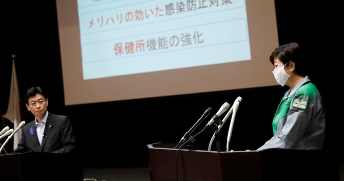 西村康稔・経済再生担当大臣(左)と小池百合子東京都知事