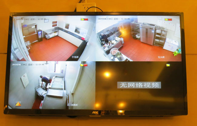 調理場の様子を入居者や入居者の家族が見られるようにモニターで映し出している(紅日グループの施設)
