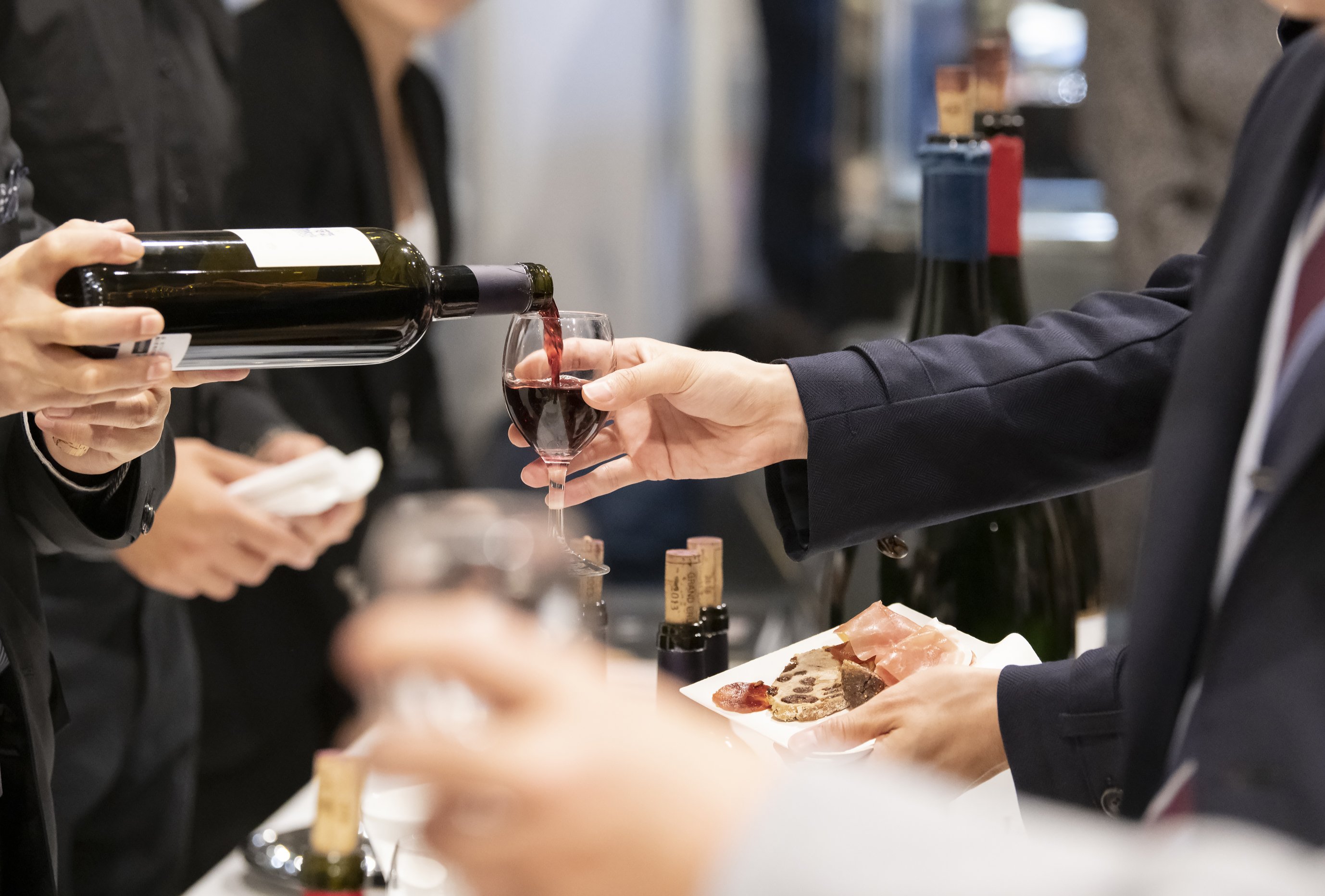 高いワインはなぜ、飲んだ人に自信をもたらすのか？