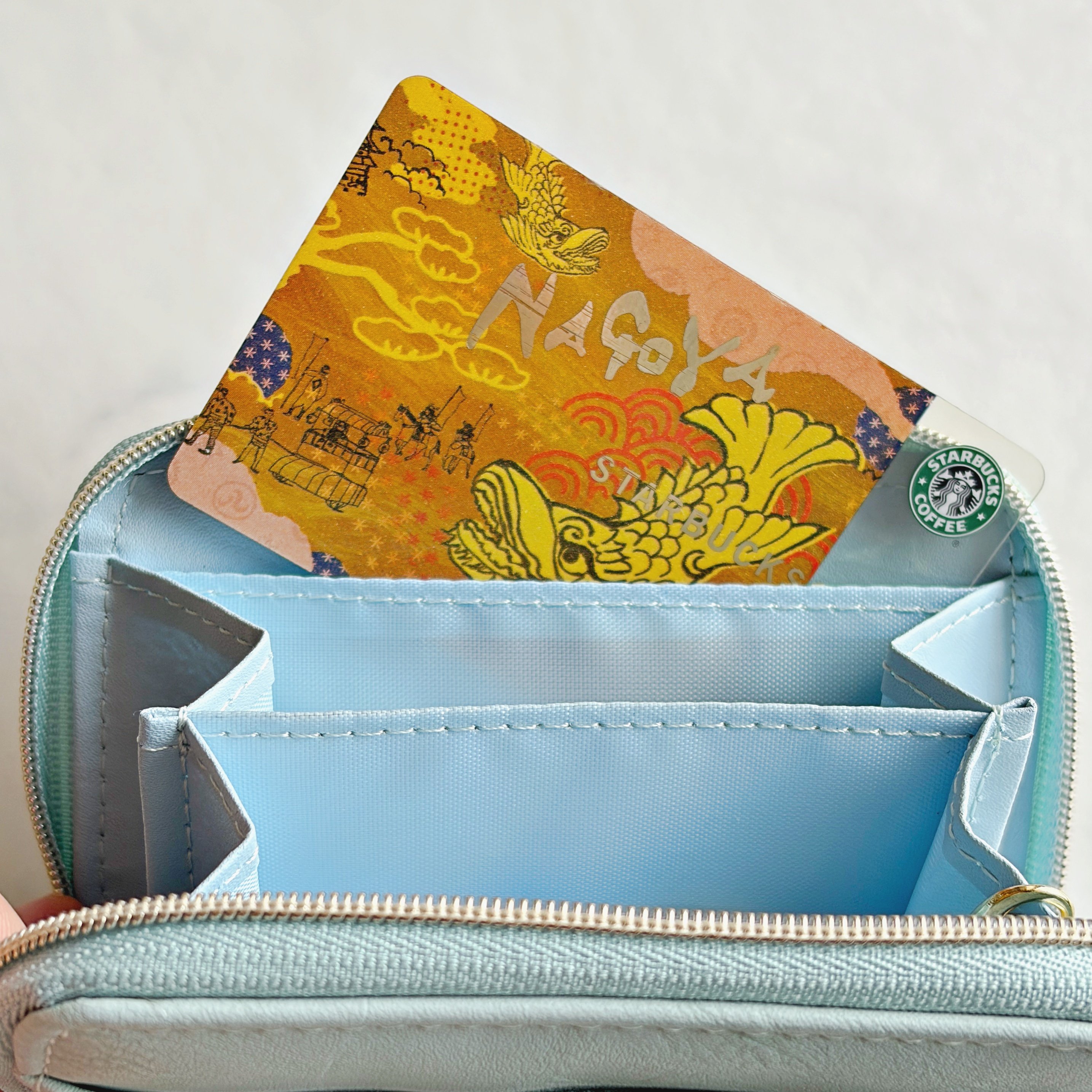 もう普通の財布に戻れないかも…！ダイソーの“高見えミニ財布”カードや診察券が21枚も入って嬉しい！