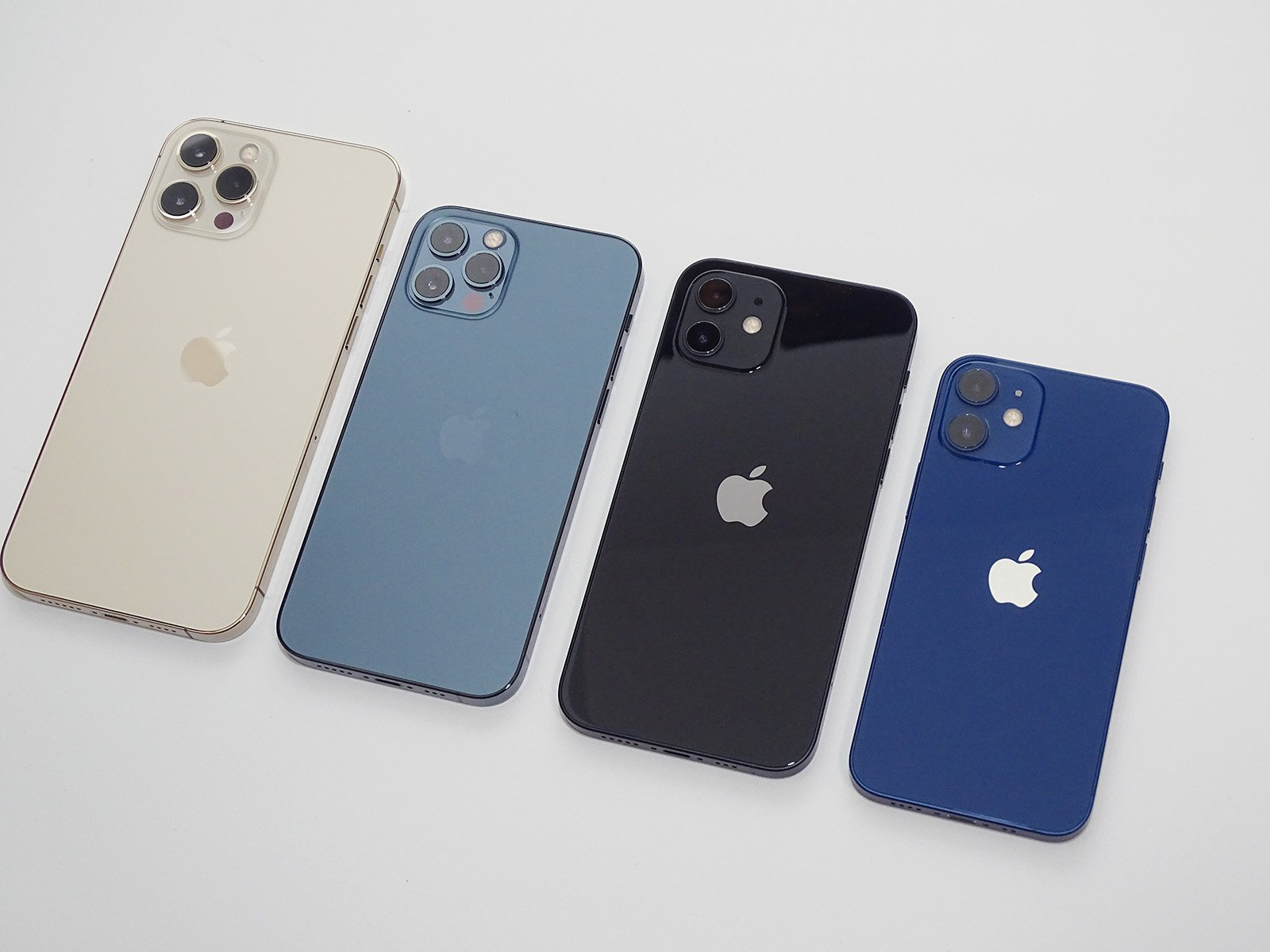 アップルが2020年秋に発売する5G対応のiPhone 12シリーズ。左からiPhone 12 Pro Max、iPhone 12 Pro、iPhone 12、iPhone 12 mini