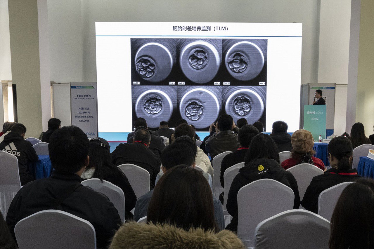 中国・北京で10月に開催された医療健康関連イベントで、聴衆の前に表示された胚の写真スライド