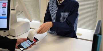「d払い」や「楽天ペイ」などのスマホ決済サービスは日本では普及しない？　ポイントカードのアプリ化がQRコード・バーコード決済の普及を阻む理由を解説！