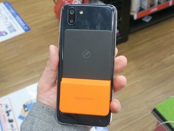 スマホに貼り付けて充電する、完全ワイヤレスのモバイルバッテリー