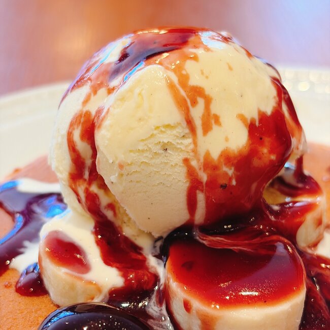 「期待の2倍以上美味しかった」「また食べたい」ロイヤルホストの“てんこ盛りパンケーキ”チェリーがごろごろで、どこを食べても美味しい！「アイスにクリームものっかってて満足度高い」