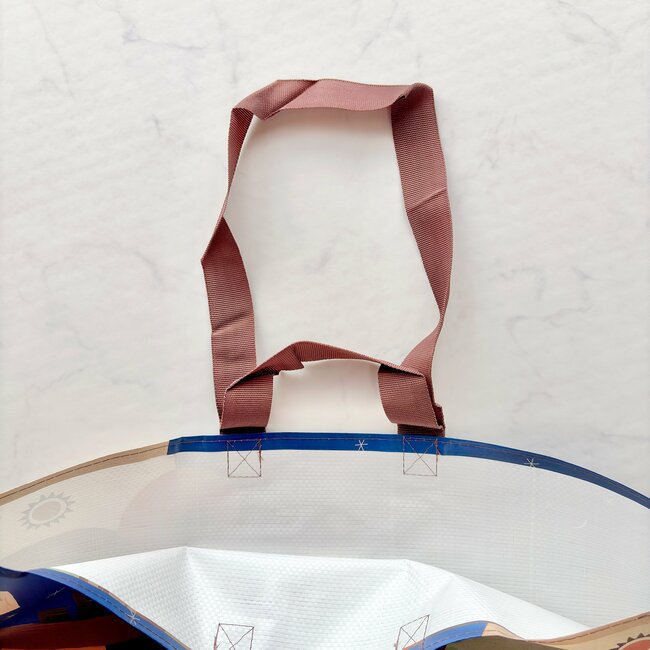 2Lペットボトルが6本も入った！カルディの“大容量エコバッグ”250円とは思えない優秀さです！「まとめ買いするときに便利」「たくさん買い物しても大丈夫」