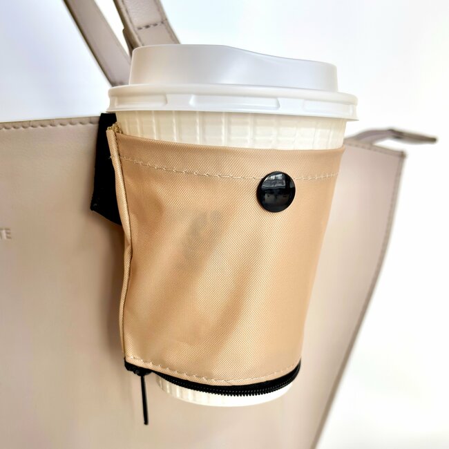 「ずっと探してた」セリアの“ドリンクホルダーになるポーチ”が画期的すぎる!「やっと買えた」「片手が塞がらなくて助かる」