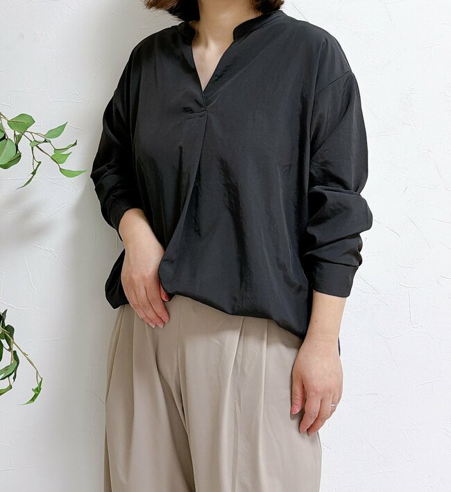 すぽんと着るだけでオシャレに決まる…!ワークマンの「1500円ブラウス」お尻まで隠せるし、抜け感たっぷりで大人っぽい!《購入レビュー》