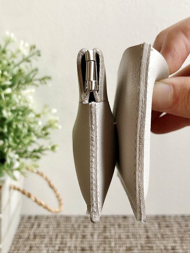 もうミニ財布はこれでいいじゃん！ダイソーの“小銭が入るカードケース”パカッと開いて使いやすい！「これで220円は安すぎる」「コンパクト財布の最適解きてた」